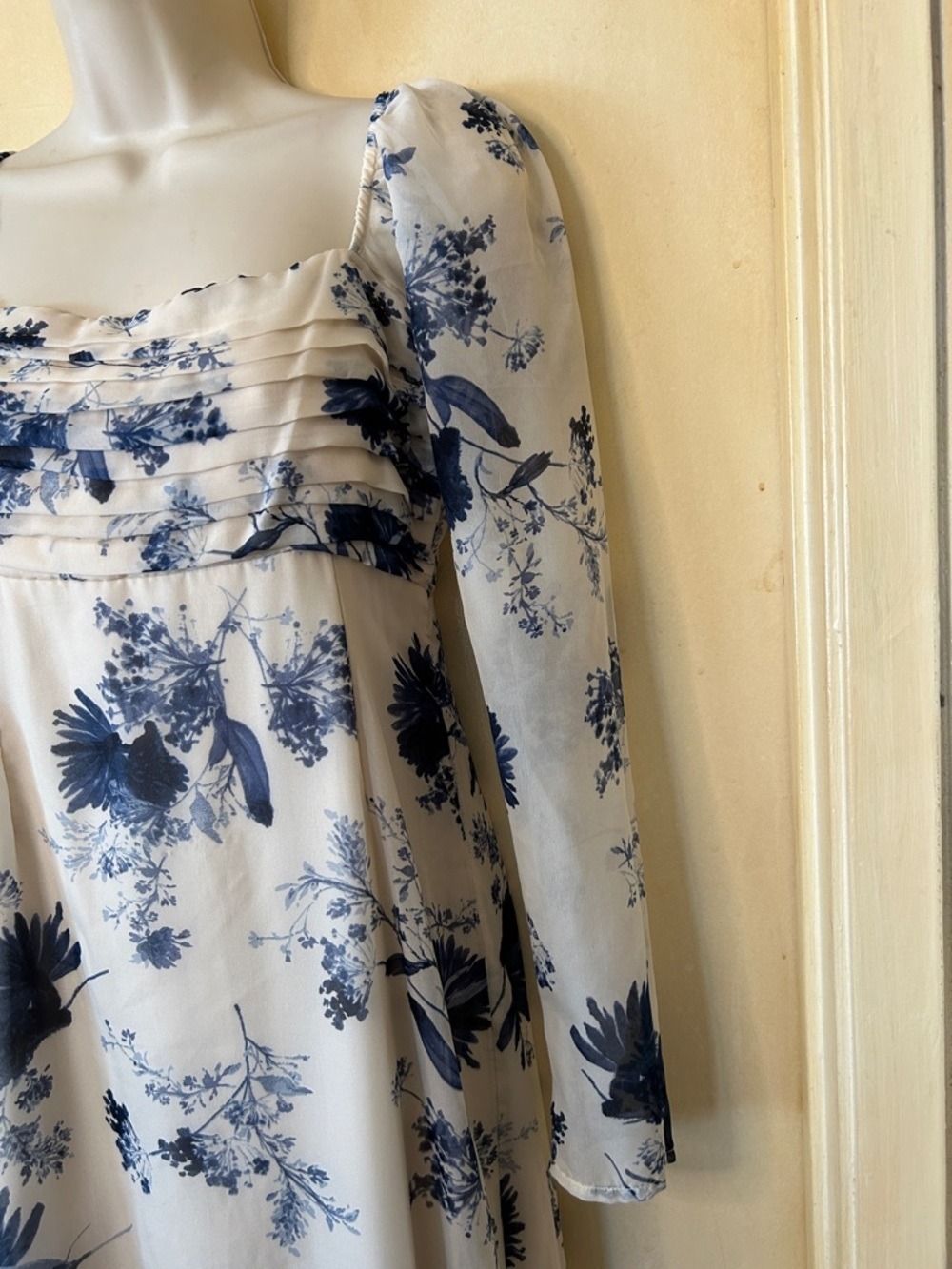 Abercrombie & Fitch Ivory Dress with Navy Floral Print size S - Picture 5 of 12